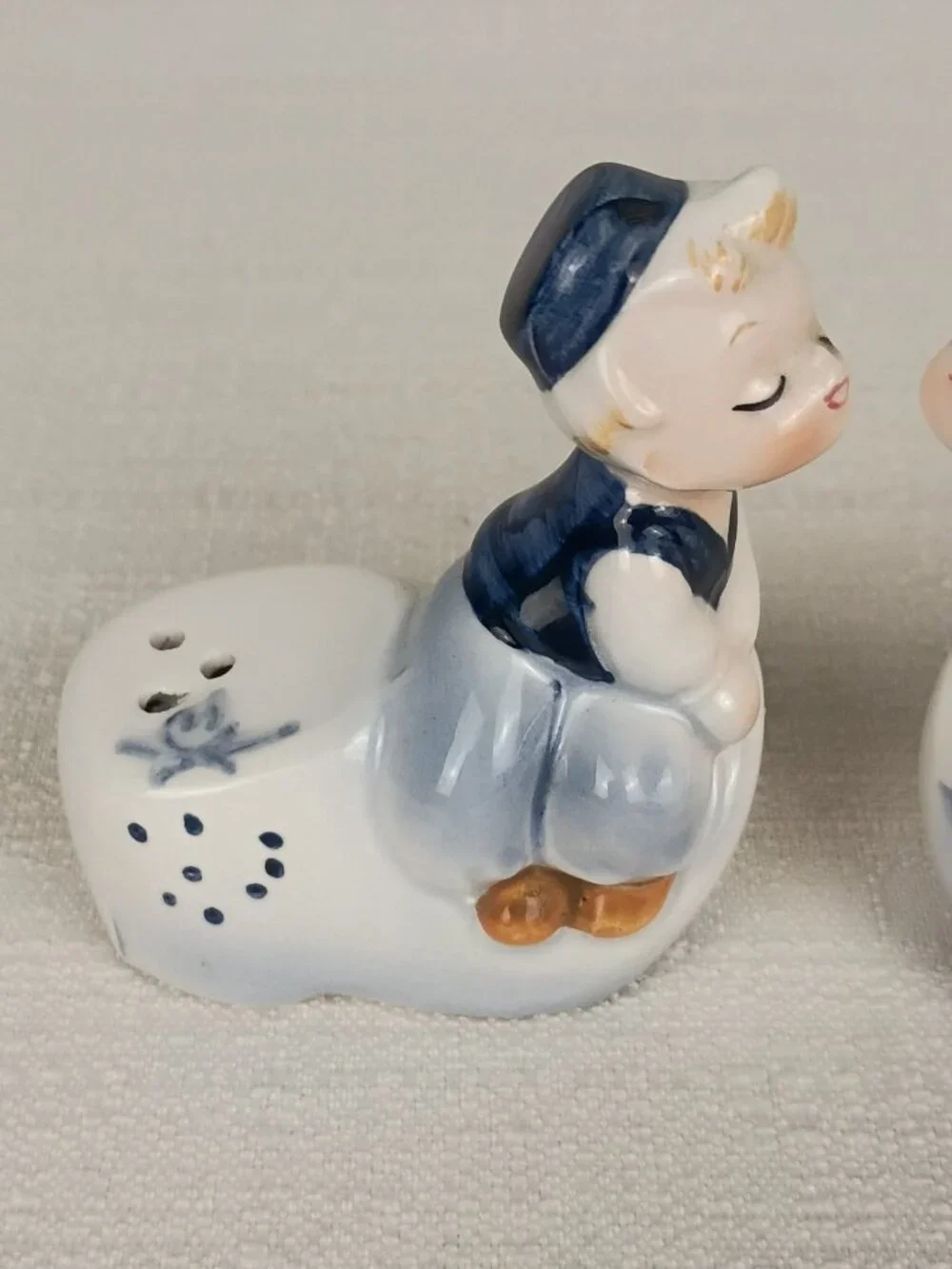 Vintage Blue White Kissing Dutch Boy Girl Salt Pepper Shakers E-5816 Enesco